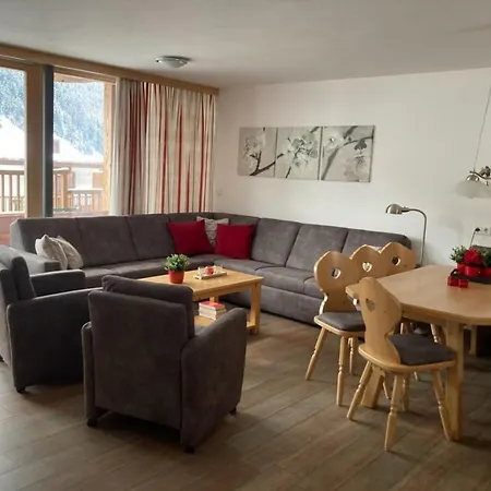 Schoeneben Haus Alpengloeckchen Wald im Pinzgau