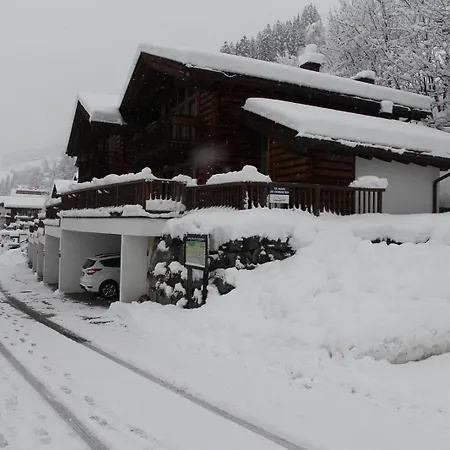 Schoeneben Haus Alpengloeckchen * Wald im Pinzgau