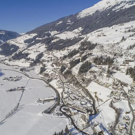 Schoeneben Haus Alpengloeckchen Wald im Pinzgau