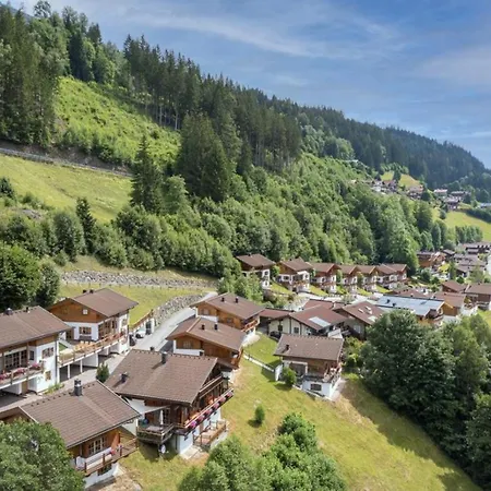 Feriehus Schoeneben Haus Alpengloeckchen Wald im Pinzgau